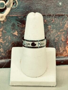 Love Kiss Heart Black Silver Tone Band Ring Size 8.25 Womens Mens Unisex NWT